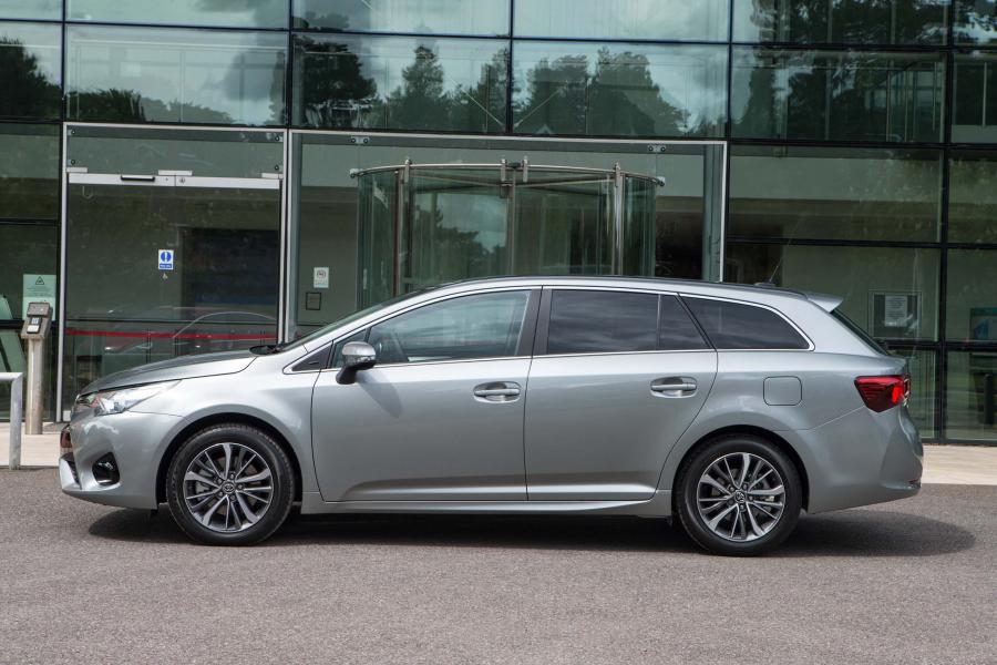  Toyota Avensis Touring Sports 2015 года  (UK) (фото 8 из 24)